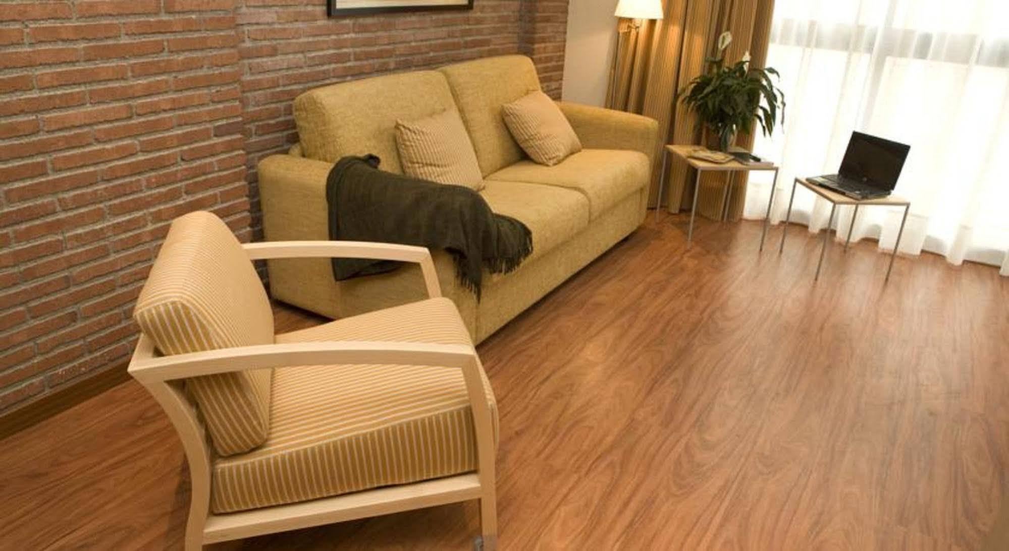 Serennia Cest Apartamentos Arc De Triomf Barcelona Exterior foto