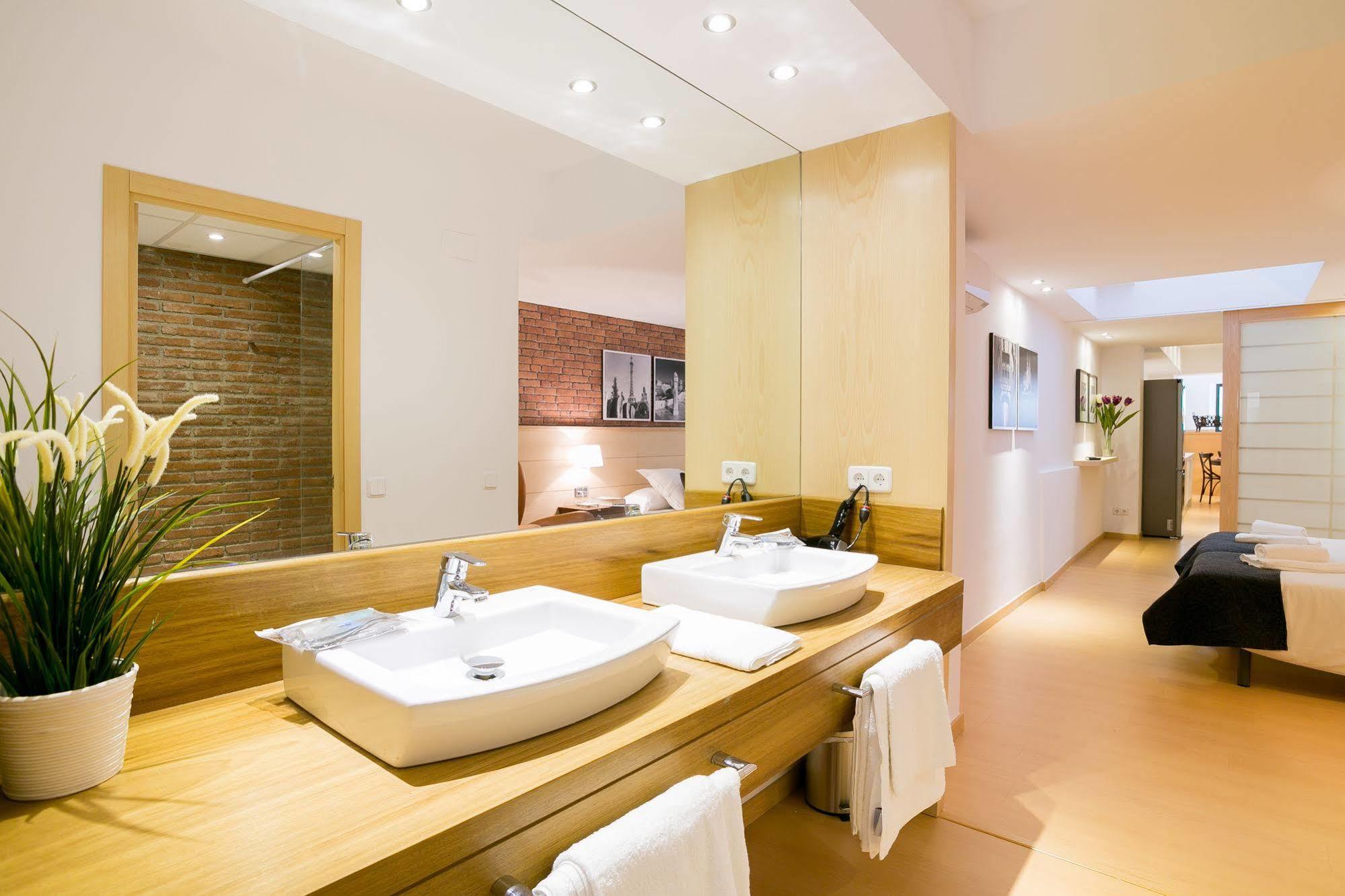 Serennia Cest Apartamentos Arc De Triomf Barcelona Exterior foto